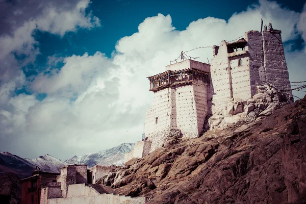 Namgjal tsemo gompie, Buddyjski klasztor w leh na zachód słońca, dramatyczne niebo. Ladakh, Indie. — Zdjęcie stockowe