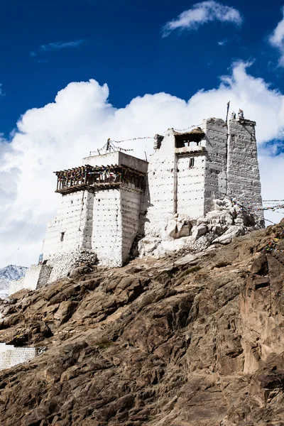 Namgyal Tsemo Gompa, monasterio budista en Leh al atardecer con cielo dramático. Ladakh, India . —  Fotos de Stock