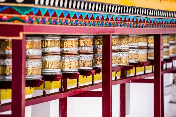 Ruedas de oración budistas en el monasterio tibetano con mantra escrito. India, Himalaya, Ladakh —  Fotos de Stock