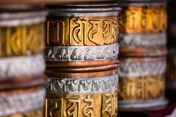 Ruedas de oración budistas en el monasterio tibetano con mantra escrito. India, Himalaya, Ladakh —  Fotos de Stock