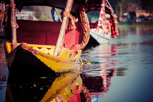 Shikara barca nel lago Dal, Kashmir India — Foto Stock