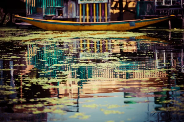 Shikara boot im dal lake, kashmir indien — Stockfoto