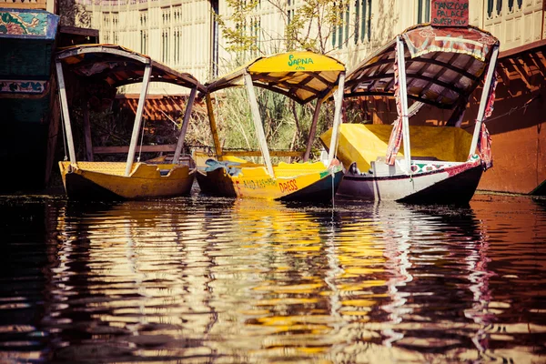 Shikara barca nel lago Dal, Kashmir India — Foto Stock