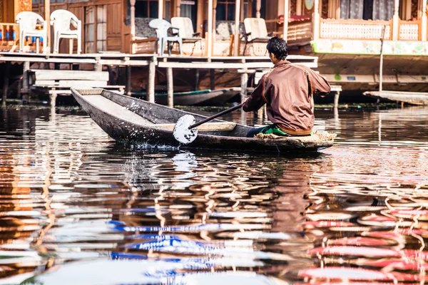 Shikara човен у озера дав, Кашмір-Індія — стокове фото