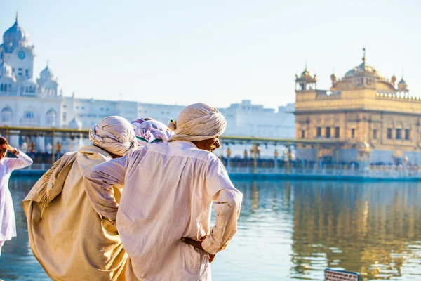 Templo de Oro de Sikh gurdwara (Harmandir Sahib). Amritsar, Punjab, India — Foto de Stock