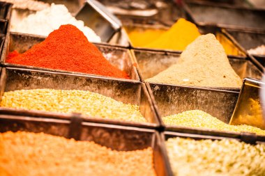 geleneksel baharat pazarında Hindistan.