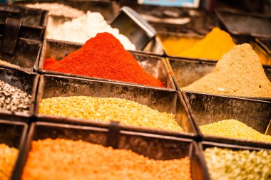 geleneksel baharat pazarında Hindistan.