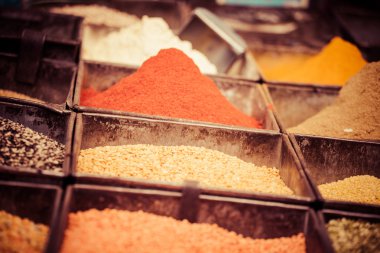 geleneksel baharat pazarında Hindistan.