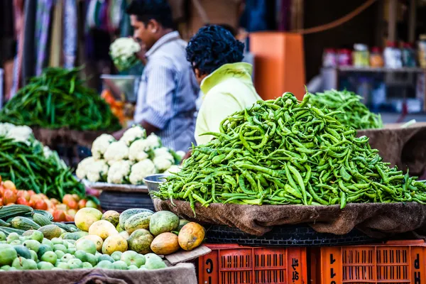Différents légumes et mangues dans des paniers en bois au marché, Kumly, Kerala, Inde — Photo