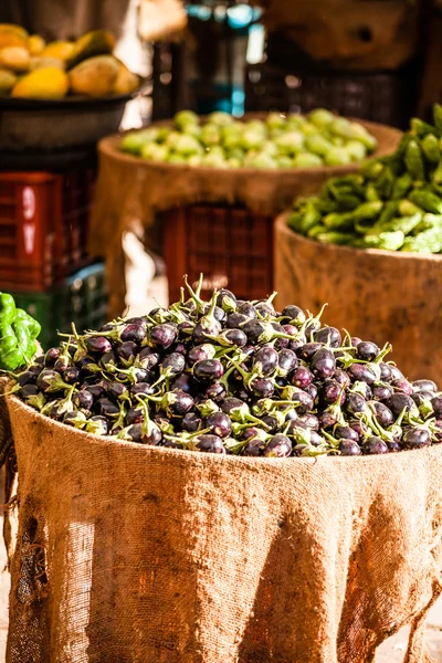 Varias verduras y mango diferentes en cestas de madera en el mercado, Kumly, Kerala, India —  Fotos de Stock