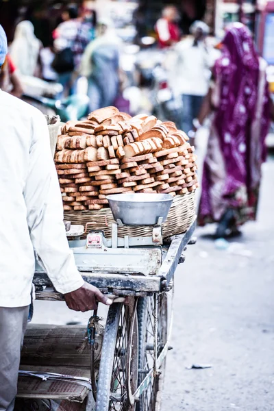 Traditioneel Indiaas eten op straat. — Stockfoto