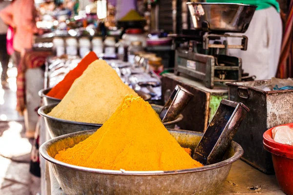 Παραδοσιακά μπαχαρικά της αγοράς στην Ινδία. — Φωτογραφία Αρχείου