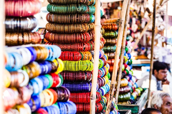 Righe di bracciali dipinti a mano in legno colorato — Foto Stock