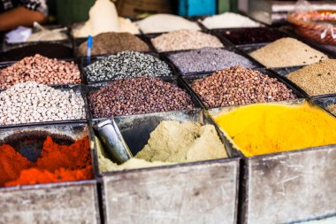 geleneksel baharat pazarında Hindistan.
