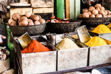 geleneksel baharat pazarında Hindistan.