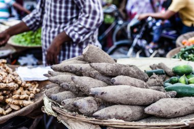 çeşitli farklı sebze ve mango market, kumly, kerala, Hindistan, ahşap sepet içinde