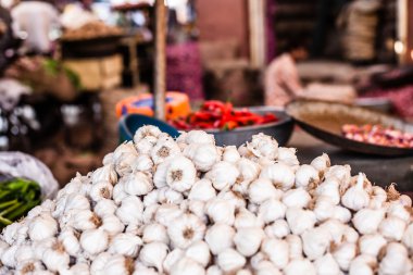 çeşitli farklı sebze ve mango market, kumly, kerala, Hindistan, ahşap sepet içinde