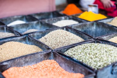 geleneksel baharat pazarında Hindistan.