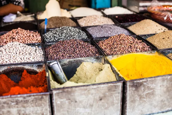 Традиционный рынок специй в Индии . — стоковое фото