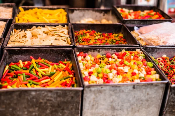 Colorida comida macarrones pasta fondo en el mercado de la India —  Fotos de Stock