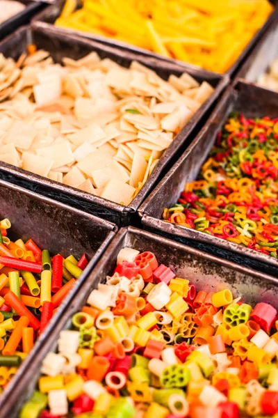 Macarrão de comida colorida fundo de massas no mercado da Índia — Fotografia de Stock