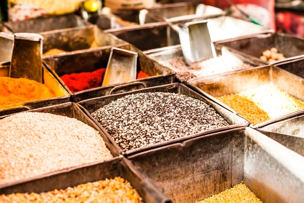 Mercado de especias tradicionales en la India . — Foto de Stock