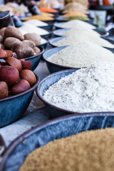 Indiska marketstall säljer ingredienser — Stockfoto