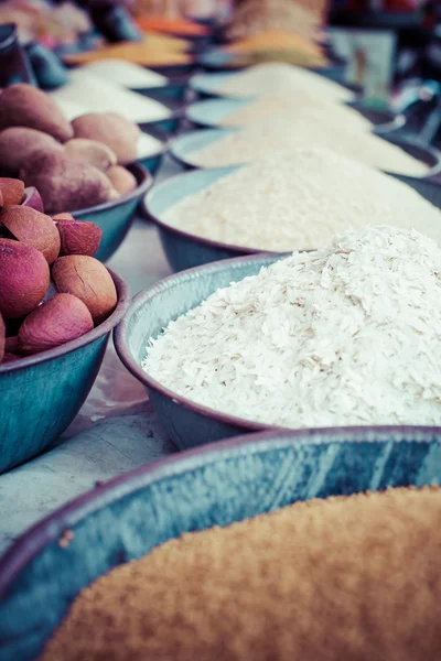 Indischer Marktstand mit Zutaten — Stockfoto