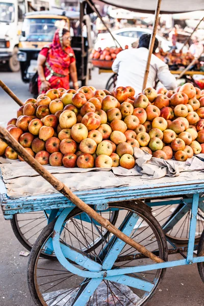 ผักและมะม่วงที่แตกต่างกันในตะกร้าไม้ในตลาด คุมาลี เคอราล่า อินเดีย — ภาพถ่ายสต็อก