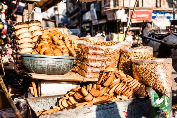 Traditionelles indisches Essen auf der Straße. — Stockfoto
