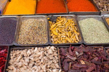 geleneksel baharat pazarında Hindistan.