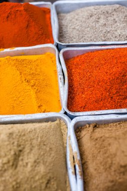 geleneksel baharat pazarında Hindistan.