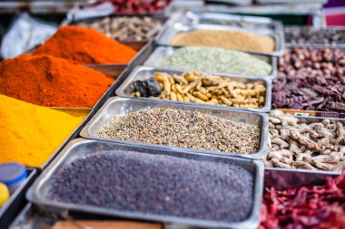 geleneksel baharat pazarında Hindistan.