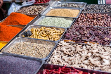 geleneksel baharat pazarında Hindistan.