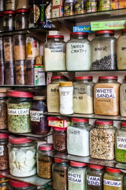otlar ve tozları bir Hint baharat dükkanında kavanoz.