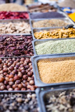 geleneksel baharat pazarında Hindistan.