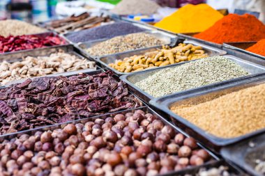 geleneksel baharat pazarında Hindistan.