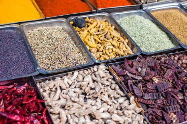 geleneksel baharat pazarında Hindistan.