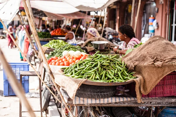 Mercado de granjeros asiáticos vendiendo verduras frescas —  Fotos de Stock