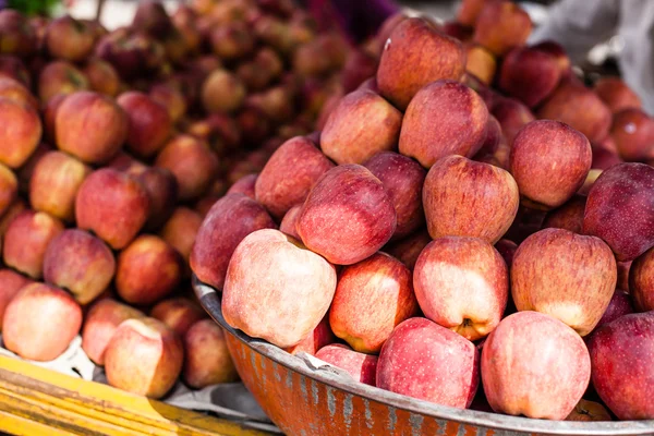 Asian farmer's market selling fresh apples. — Stock Photo, Image