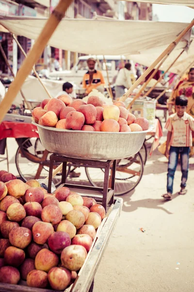 Αγορά ασιατική αγρότη που πουλάει φρέσκα μήλα. — Φωτογραφία Αρχείου