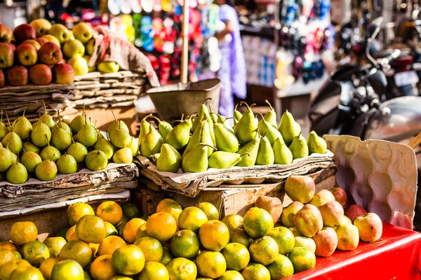 Asian farmer's market selling fresh fruits — Stock Photo, Image