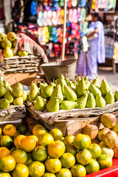 Azjatycki rolnik rynek sprzedaży świeżych owoców — Zdjęcie stockowe