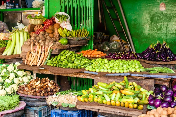 Mercado dos agricultores asiáticos que vendem produtos hortícolas frescos — Fotografia de Stock