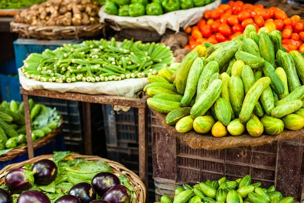 Mercado de granjeros asiáticos vendiendo verduras frescas —  Fotos de Stock