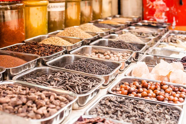 Słoiki ziół i proszki w sklepie indyjskie przyprawy. — Zdjęcie stockowe