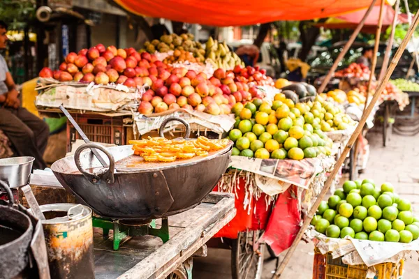 Asian farmer's market selling fresh vegetables — Stock Photo, Image