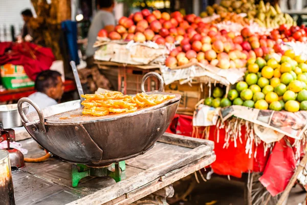 Asian farmer's market selling fresh vegetables — Stock Photo, Image