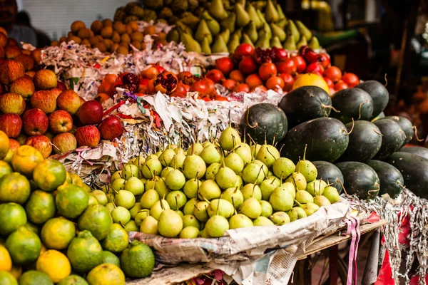 Aasian viljelijän markkinat myyvät tuoreita hedelmiä — kuvapankkivalokuva