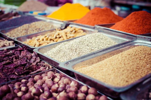 Mercado de especias tradicionales en la India . — Foto de Stock